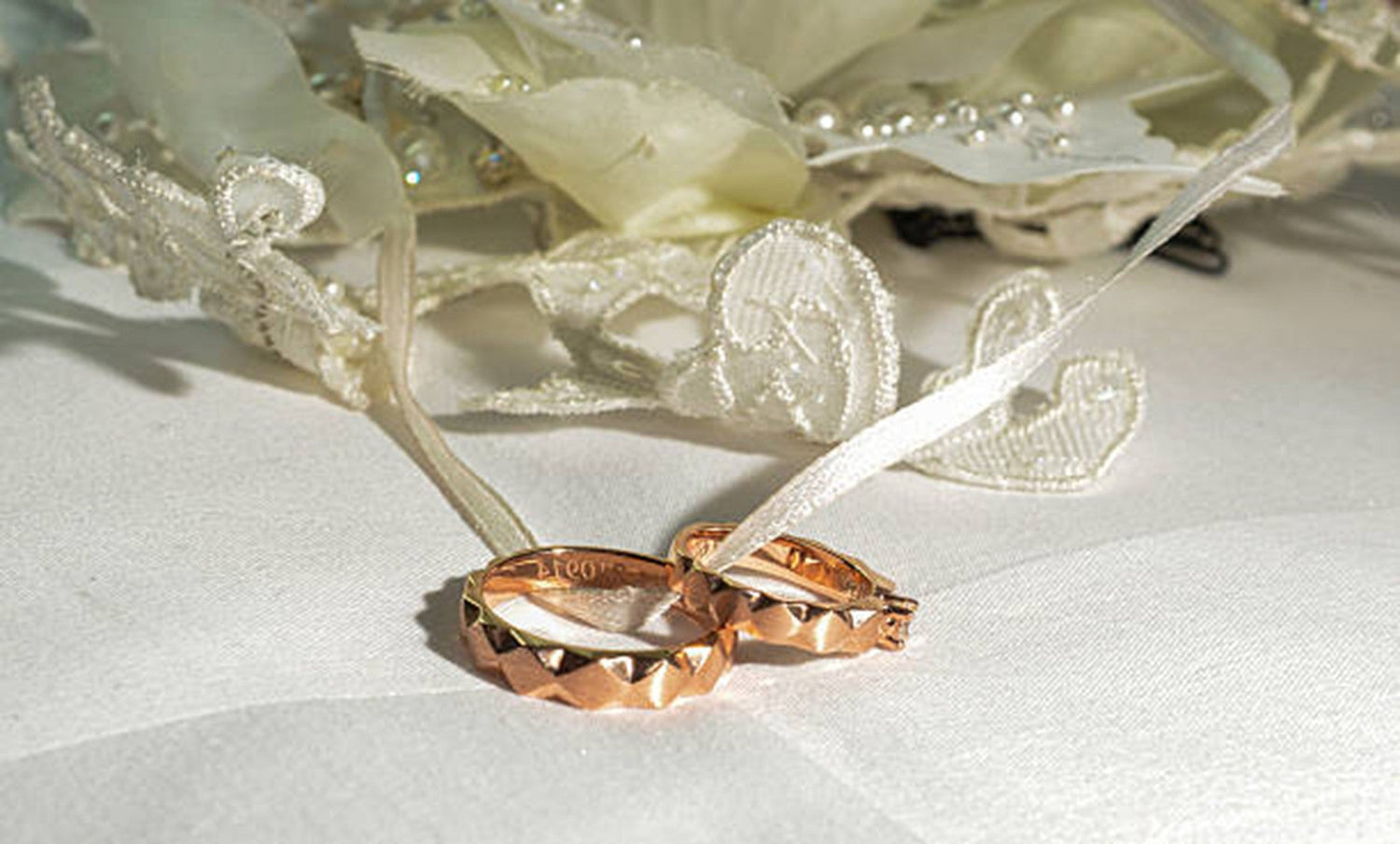 Eternity Bands vs Anniversary Bands: What to Choose for Daily Wear