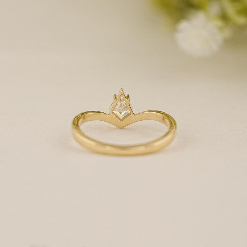 Kite V Band Ring