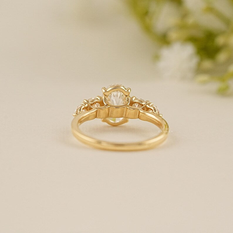 Oval Claw Set Ring